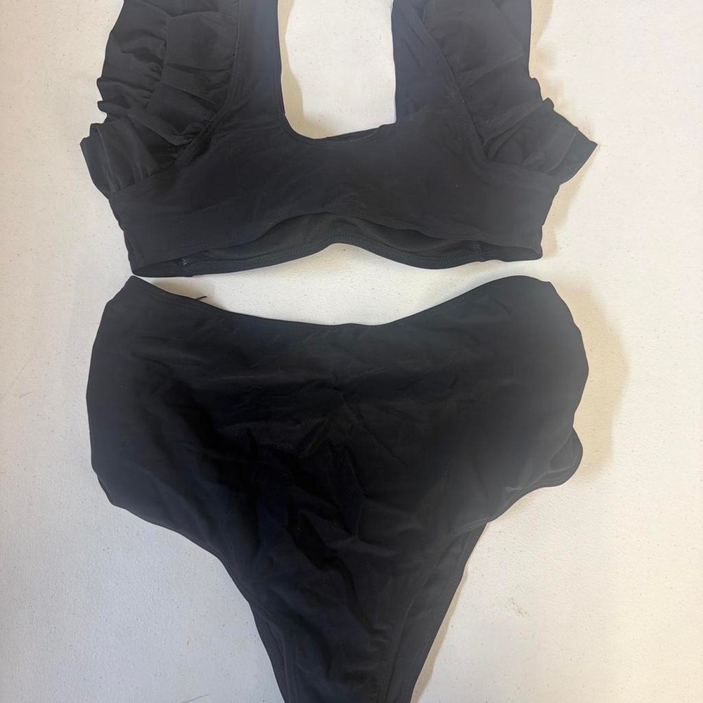Black Ruffle Two-Piece Bikini Set 🖤 - Picture 2 of 3